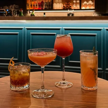 Quatre cocktails devant le comptoir du bar
