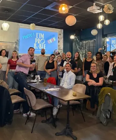 Un groupe réuni dans la salle de L'Improbable lors d'une soirée quiz privatisée