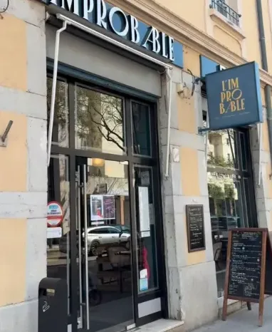 La façade de L'Improbable, avenue Debourg