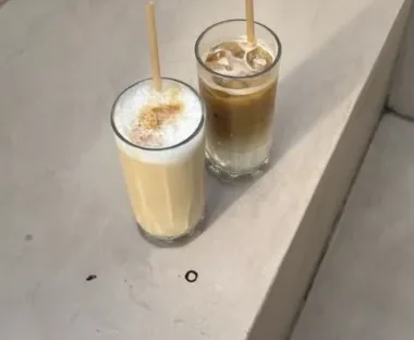 Un latte chaud et un latte glacé
