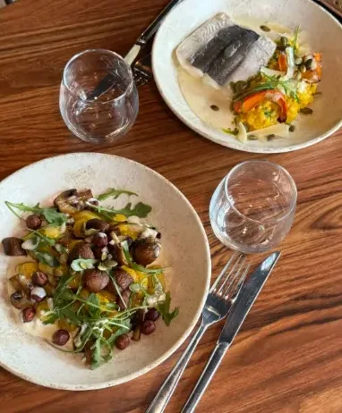 Deux assiettes du midi : champignons rôtis et purée de courge, poisson et légumes de saison